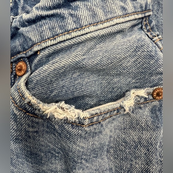 American Eagle Straight Mom High Rise Light Wash Blue Jeans Distressed Pockets 2 - Picture 6 of 16